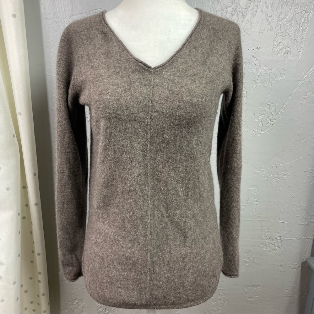 Neiman Marcus Cashmere V-Neck sweater